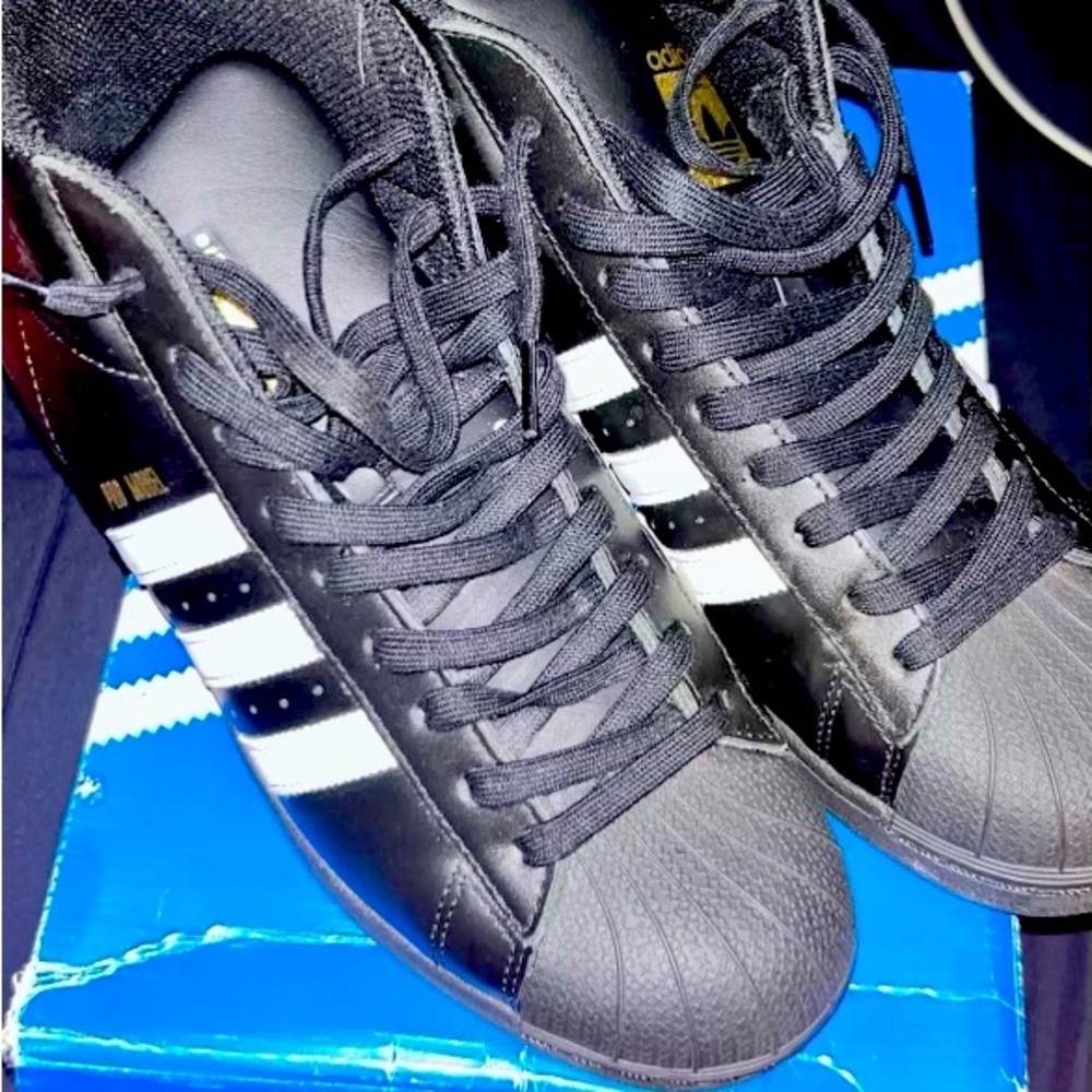 Like new Black Adidas Sneakers size 8.5